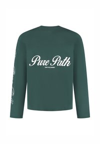 Langarmshirt van donkergroene katoen, met witte tekst: "Pure Path" op de achterkant en "OWN THE JOURNEY" daaronder. Eenvoudig ontwerp.