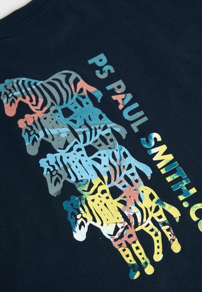 Tumesinane puuvillane T-särk, millel on kihilised, mitmevärvilised sebrad ning hõbedane tekst "PS PAUL SMITH".