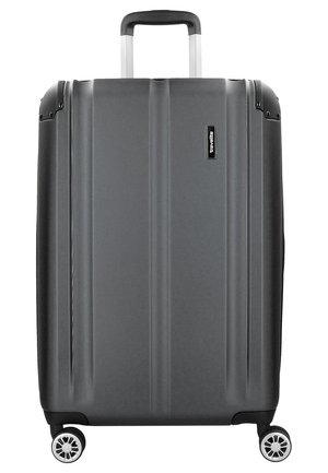 Schwarzer Hartschalenkoffer mit vertikalen Rillen, teleskopischem Griff, vier Rädern und einem Markenlogo. Glatte Textur und rechteckige Form.