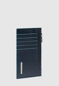 Donkerblauwe leren kaarthouder met vijf vakken, contrasterende lichtblauwe stiksels en een zijvak met rits. Voorzien van een zilveren logo-accent.