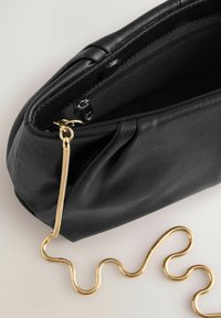 Schwarze Leder-Clutch mit einem goldenen Reißverschluss und einer Kette. Sie hat eine strukturierte Oberfläche und ein weiches, gerafftes Design an der Oberseite.