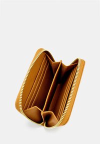 Portefeuille marron à fermeture éclair tout autour avec surface texturée, comportant trois emplacements pour cartes et deux compartiments. Détails de zipper et de couture dorés.