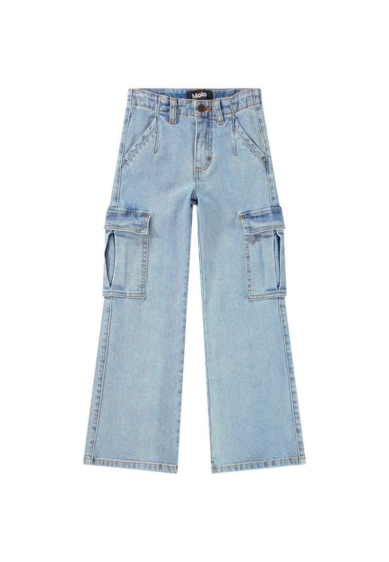 Lyseblå denim cargo bukser med vide ben, som har to store sidelommer, sømdetaljer og lukking med knapp foran.