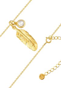 Zlata ogrlica s privjeskom u obliku perja s teksturiranim detaljima i malim bisernim akcentom. Delikatna ogrlica s podešivim kopčanjem.