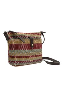 Vævet stof crossbody taske med en blanding af røde, gyldne og blå zigzag-mønstre, der har en brun læderrem og magnetlukning.