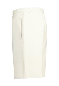 Valkoiset puuvillashortsit suoralla leikkauksella, sivutaskuilla ja joustavalla vyötäröllä. Sileä tekstuuri, minimaalinen sauman yksityiskohtia.