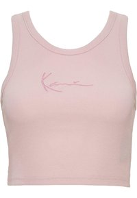 Lys rosa, kort cropped tank topp med ribbet tekstur. Har brodert merkevare i en litt mørkere nyanse. Ingen ytterligere mønstre eller aksenter.