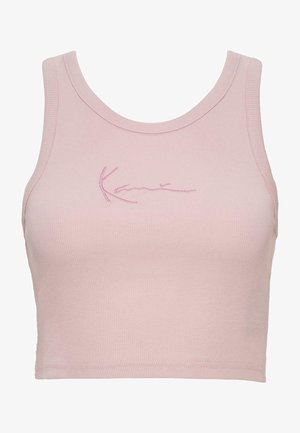 Top scurt de culoare roz deschis, cu textură ribbed. Prezintă un logo brodat într-o nuanță ușor mai închisă. Fără modele sau accente suplimentare.