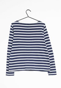 Top a maniche lunghe a righe blu navy e bianche con scollo ampio. Il tessuto sembra morbido, con una vestibilità regolare e spacchi laterali lungo l'orlo.