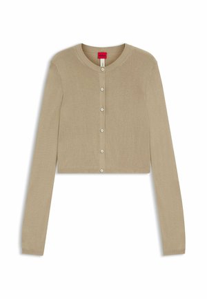 Beige kort cropped cardigan med lange ærmer, rund halsudskæring og hvide knapper foran, med et rødt HUGO-mærke inde i kraven.