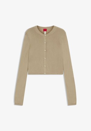 Beige kort cropped cardigan med lange ærmer, rund halsudskæring og hvide knapper foran, med et rødt HUGO-mærke inde i kraven.