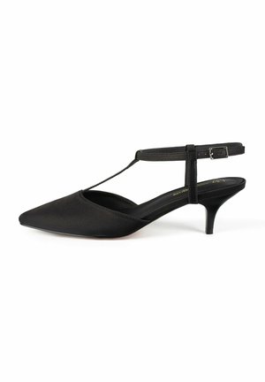 Musta satiininen kissakenkä, jossa on terävä kärki, T-nauha-muotoilu, säädettävä nilkkahihna sekä matala stilettokorko.