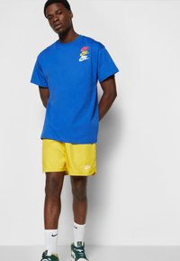 Nike Sportswear M NSW SPE WVN LND FLOW SHORT - Calças de fato de treino - vivid sulfur/white