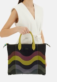 Borsa a tracolla in pelle nera con motivi a onde multicolori in verde, bordeaux e grigio. Presenta manici doppi e chiusura con zip.