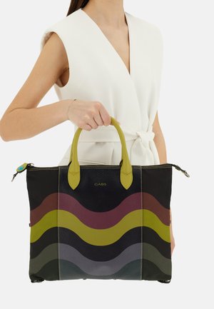 Borsa a tracolla in pelle nera con motivi a onde multicolori in verde, bordeaux e grigio. Presenta manici doppi e chiusura con zip.