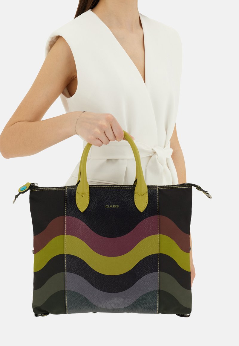 Borsa a tracolla in pelle nera con motivi a onde multicolori in verde, bordeaux e grigio. Presenta manici doppi e chiusura con zip.
