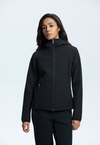 Giacca softshell nera con cappuccio, chiusura frontale zip, tasche laterali e design aderente. Texture liscia con dettagli delle cuciture.