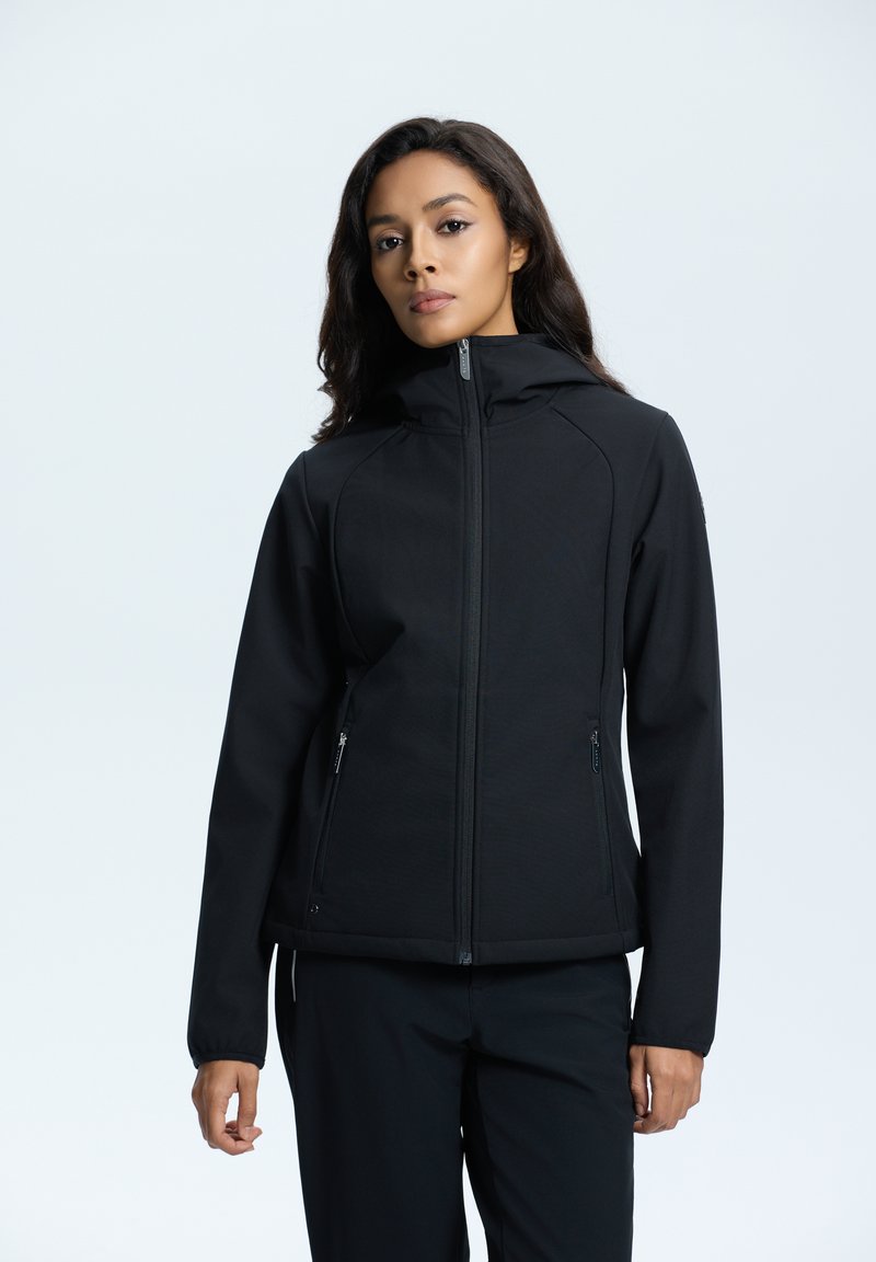 Giacca softshell nera con cappuccio, chiusura frontale zip, tasche laterali e design aderente. Texture liscia con dettagli delle cuciture.