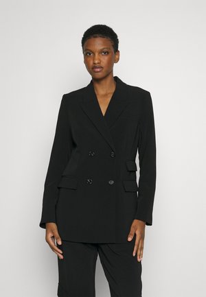 Blazer noir à double boutonnage en tissu lisse, avec un col cranté, une fermeture à deux boutons et des poches à rabat avec des accents décoratifs.