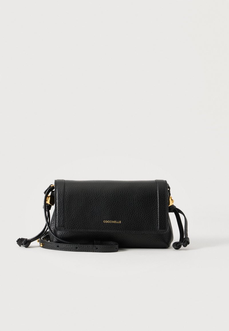 Μαύρη τσάντα crossbody από δέρμα με υφή, κλείσιμο με καπάκι, ρυθμιζόμενο λουρί και εξαρτήματα σε χρυσού χρώματος, με το λογότυπο COCCINELLE στο μπροστινό μέρος.