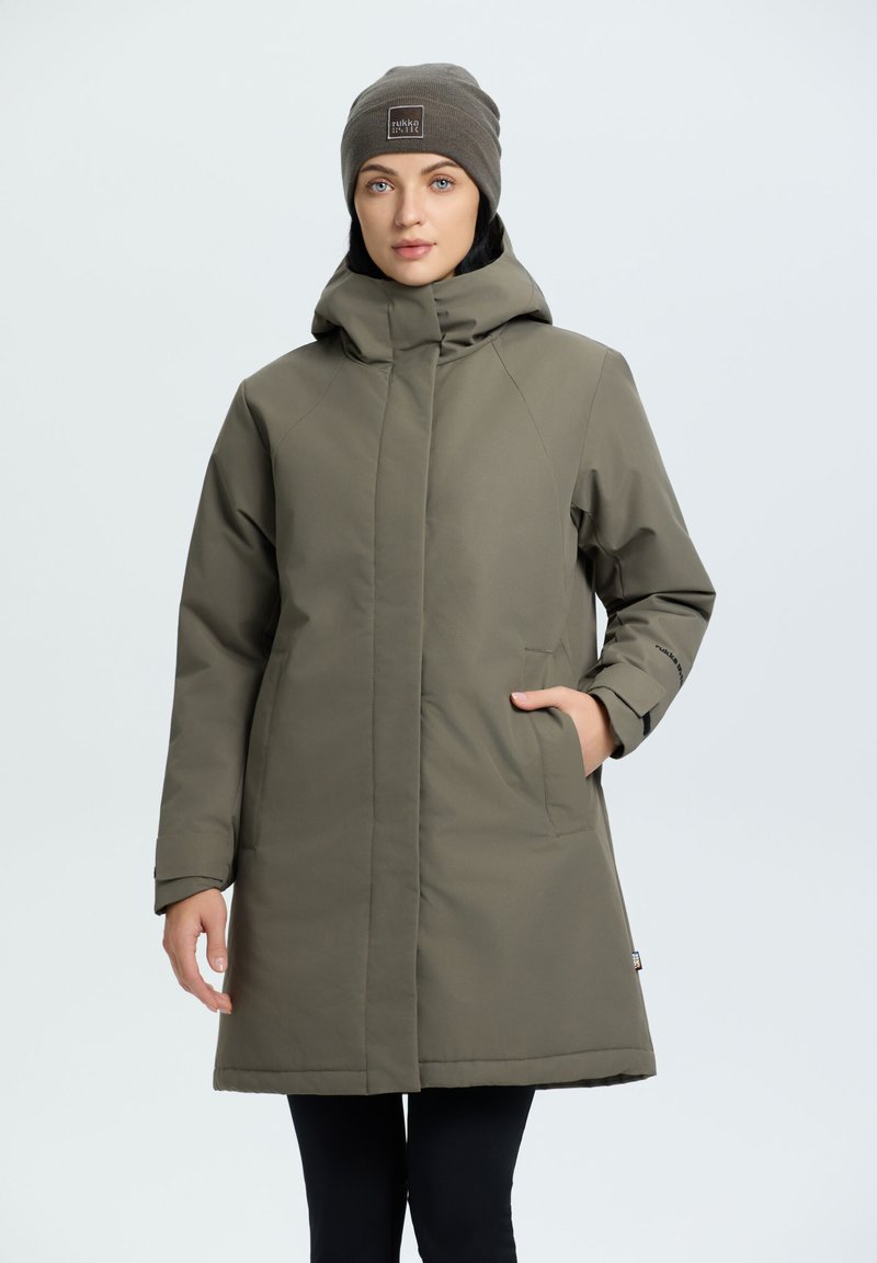 Khaki talv coat, jossa on huppu, valmistettu sileästä, eristetyistä kankaista; sisältää sivutaskut ja suoran leikkauksen. Yhdistetty yhteensopivaan beanie-hattuun.