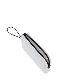 Bílý pouzdro na tužky s hladkým povrchem, černým zipem, prodlouženým tvarem a připojeným zápěstním popruhem. Vnitřek je v neutrální barvě.