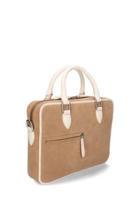 Brun ruskinds taske med hvide læderdetaljer, to tophåndtag, lynlåslukning, frontlomme med lynlås og logo detaljer på siden.