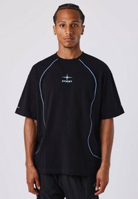 Zwart T-shirt met korte mouwen, voorzien van lichtblauwe accentlijnen en een klein "PXP" logo op de borst. Gemaakt van ademend katoenmateriaal.