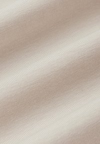 Jasnobeżowa tkanina o gładkiej strukturze i delikatnym prążkowanym wzorze, ukazująca miękkie fałdy i subtelny połysk.