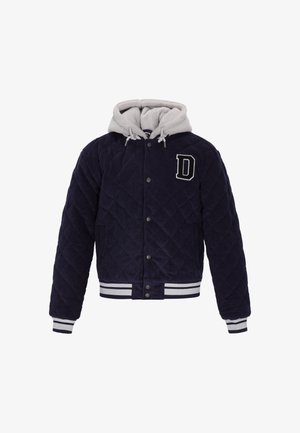 Giacca di velluto a coste blu navy trapuntata con cappuccio grigio, polsini e orlo a righe, e decorativa lettera "D" sul petto.