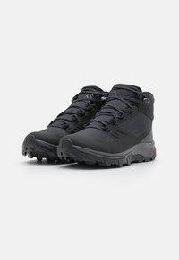 Botas de senderismo negras con una parte superior texturizada, cordones resistentes y una suela profunda para tracción. Presentan bordes reforzados y una suela acolchada.