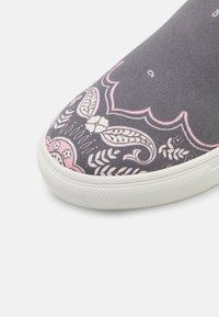 TWINSET STAMPA BANDANA - Sapatos sem atacadores - nero