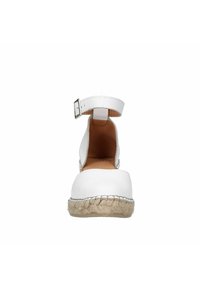 Witte espadrilleschoenen met een enkelbandje, met een juten zool en gestikte accenten. Gladde leren bovenkant met een open ontwerp.