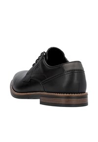 Zapato de vestir de cuero negro con punta redondeada, detalle texturizado y tacón de madera marrón. Presenta un diseño con cordones y costuras reforzadas.