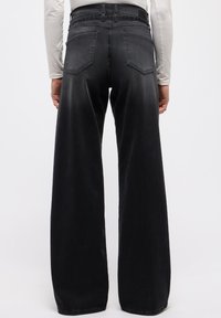 Weite Jeans aus dunkelgrauem Denim mit hoher Taille, fünf Taschen und einer sauberen, glatten Textur mit subtilen Verwaschungen.