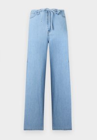 Φαρδιά τζιν σε ανοιχτό μπλε χρώμα με τσέπες στο μπροστινό μέρος και ελαστική μέση με κορδόνι, παρουσιάζονται πάνω σε λευκό φόντο.