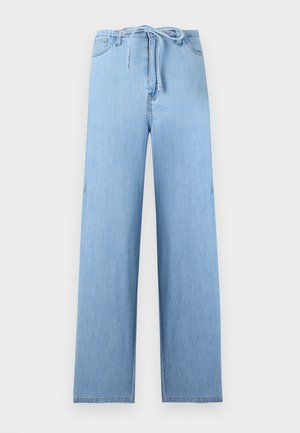 Šviesiai mėlyni plačių kojų džinsai su priekinėmis kišenėmis ir raišteliu juosmens srityje, pateikti prieš baltą foną.