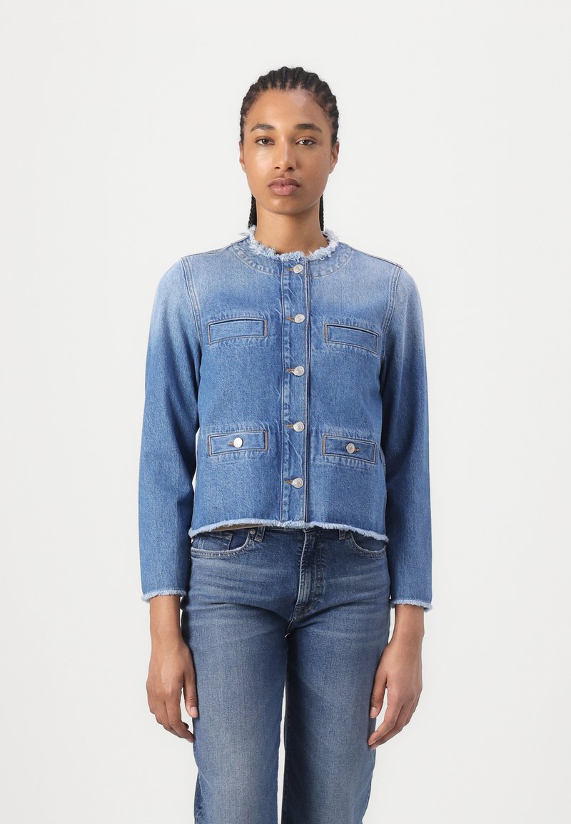 Veste en denim présentant un design court, des bords effilochés, des fermetures à boutons et quatre poches avant, dans une couleur bleu clair.