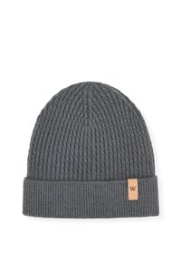 Szara dziergana czapka z pionowym prążkowaniem, z zagiętym mankietem i małą skórzaną metką z literą "W".