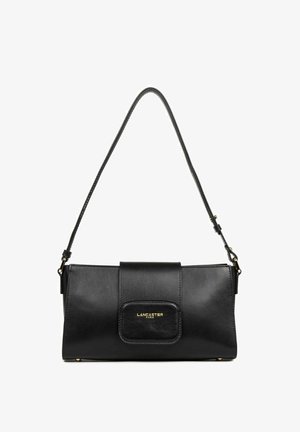 Borsa a tracolla in pelle nera con forma rettangolare, dotata di chiusura a pattina frontale e dettagli in oro. cintura regolabile per il trasporto.