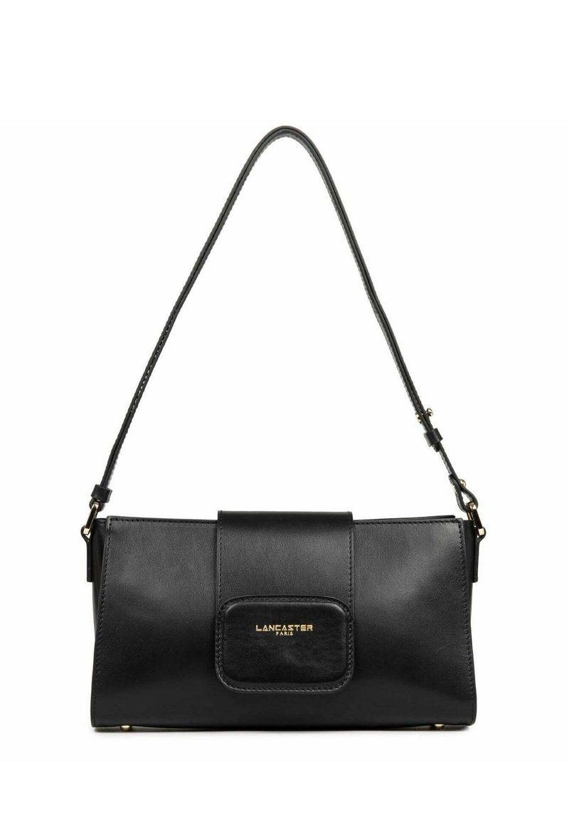 Borsa a tracolla in pelle nera con forma rettangolare, dotata di chiusura a pattina frontale e dettagli in oro. cintura regolabile per il trasporto.