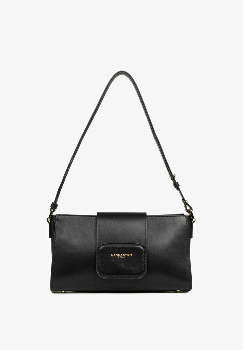 Borsa a tracolla in pelle nera con forma rettangolare, dotata di chiusura a pattina frontale e dettagli in oro. cintura regolabile per il trasporto.