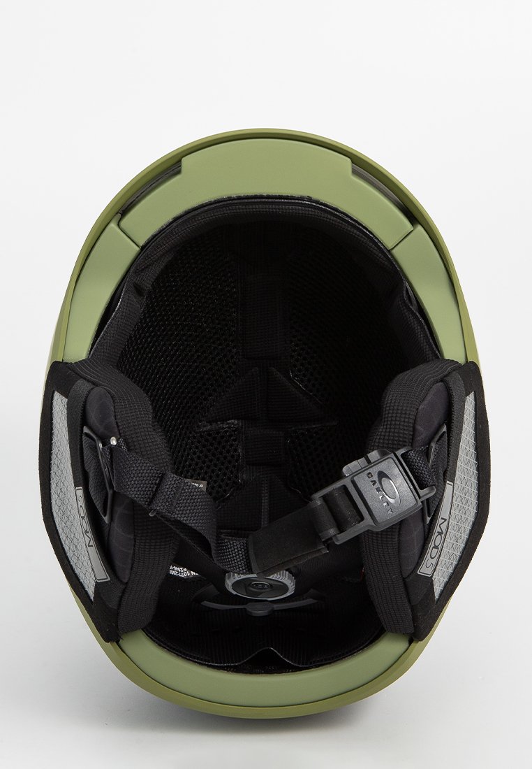 Casco de nieve con una carcasa exterior de color verde olivo, acolchado interior negro, correas ajustables y revestimiento de malla para ventilación.