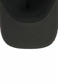 Schwarze Baseballmütze mit flacher Krempe, die am Rand ein mehrfarbiges gesprenkeltes Muster aufweist. Glattes Material mit strukturiertem Design.