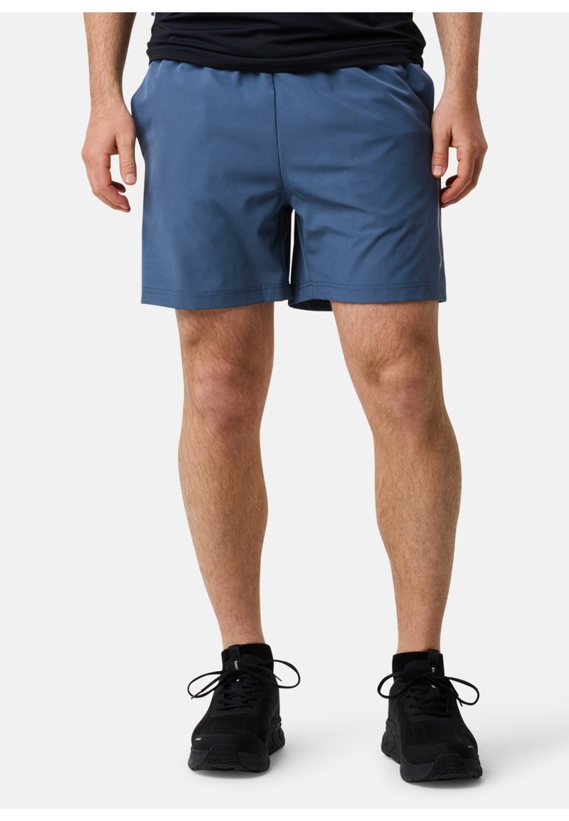 Blå idrottsshorts med elastisk midja, slät textur, över knä längd, matchade med svarta löparskor.