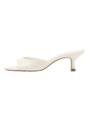 Mule de cuero blanco con punta abierta, tacón bajo tipo kitten y suela delgada, presentado de perfil sobre un fondo blanco.