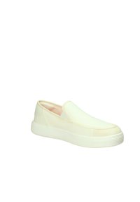 Slip-On Sneaker aus weichem cremfarbenen Stoff mit glatter Textur, runder Zehenform und weißer Gummisohle mit horizontalen Linien.