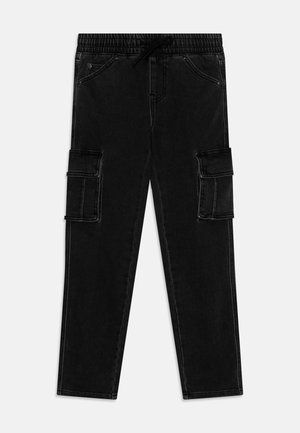 Pantaloni cargo in denim nero con vita elastica, coulisse, tasche anteriori e tasche con patta su entrambe le cosce.