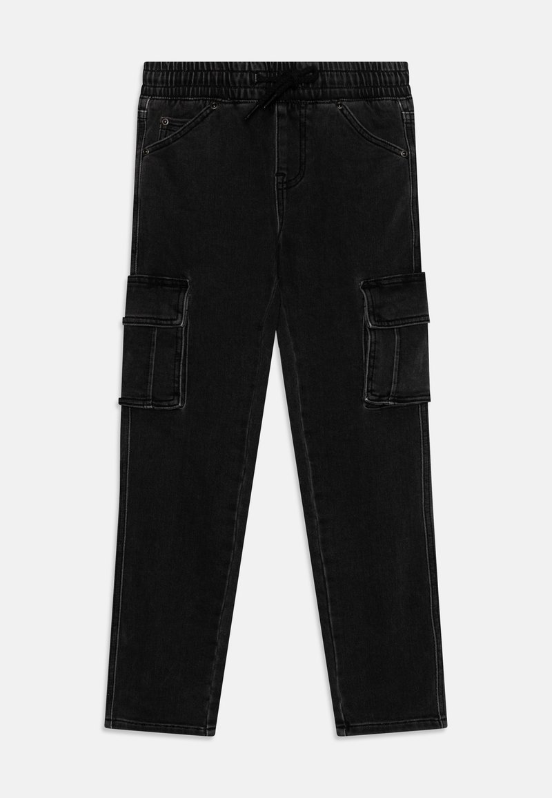Pantalon cargo en denim noir avec taille élastique, cordon de serrage, poches avant et poches à rabat sur les deux cuisses.