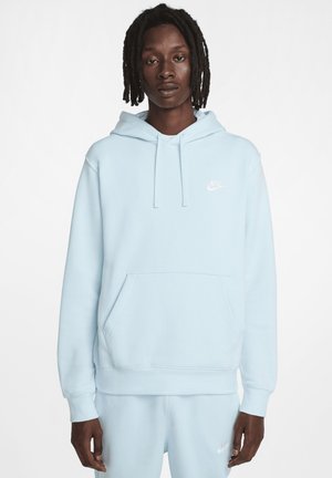 Sudadera con capucha de color azul claro hecha de un tejido suave, con un bolsillo tipo canguro y un logo de Nike en blanco en el pecho. Capucha ajustable con cordón.